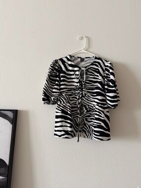 Black and White Zebra Tie-Front Puff Sleeve Blouse size XS